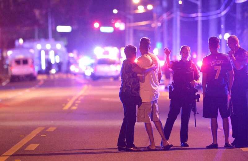 El tiroteo ocurrió en la discoteca Pulse, en Orlando, Florida. Es la peor masacre dentro de territorio estadounidense en la historia reciente, y el peor atentado desde el 11 de septiembre. Murieron 50 personas y otras 53 resultaron heridas, según los primeros reportes, la mayoría son de origen hispano. Foto: AP.