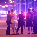 El tiroteo ocurrió en la discoteca Pulse, en Orlando, Florida. Es la peor masacre dentro de territorio estadounidense en la historia reciente, y el peor atentado desde el 11 de septiembre. Murieron 50 personas y otras 53 resultaron heridas, según los primeros reportes, la mayoría son de origen hispano. Foto: AP.
