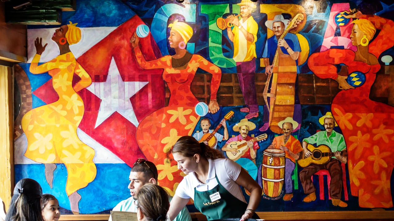 Una mesera trabaja en un restaurante latino en el Sur de la Florida.