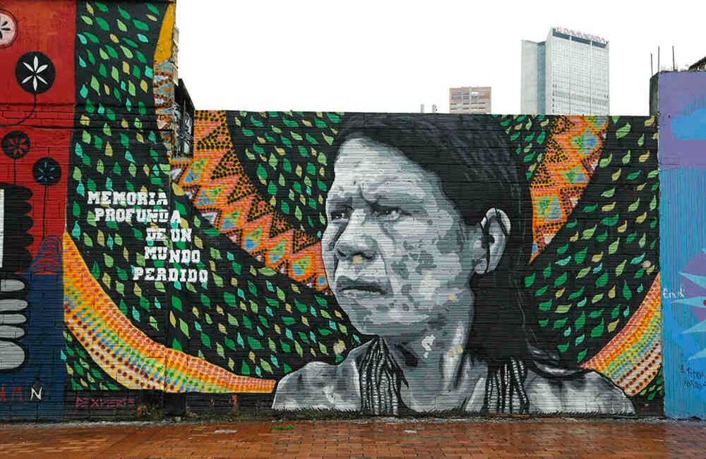 ‘Memoria profunda de un mundo perdido’ (Dexpierta)  Calle 24 entre carreras 17 y 19. Barrio Santafé La indígena pintada sobre una pared de la deprimida localidad de Mártires es un reconocimiento a la comunidad embera que vive en el sector.