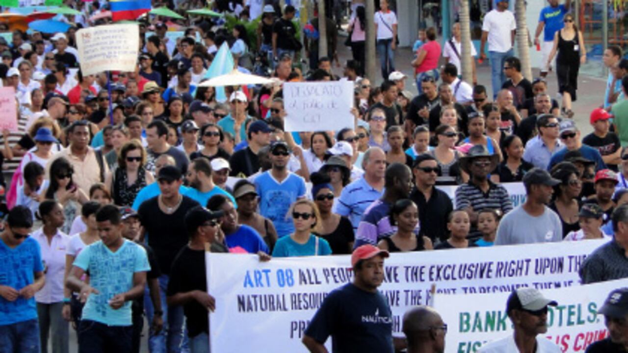 El viernes San Andrés vivió la marcha más grande de su historia cuando miles de raizales y continentales pidieron en español e inglés no acatar el fallo de La Haya.