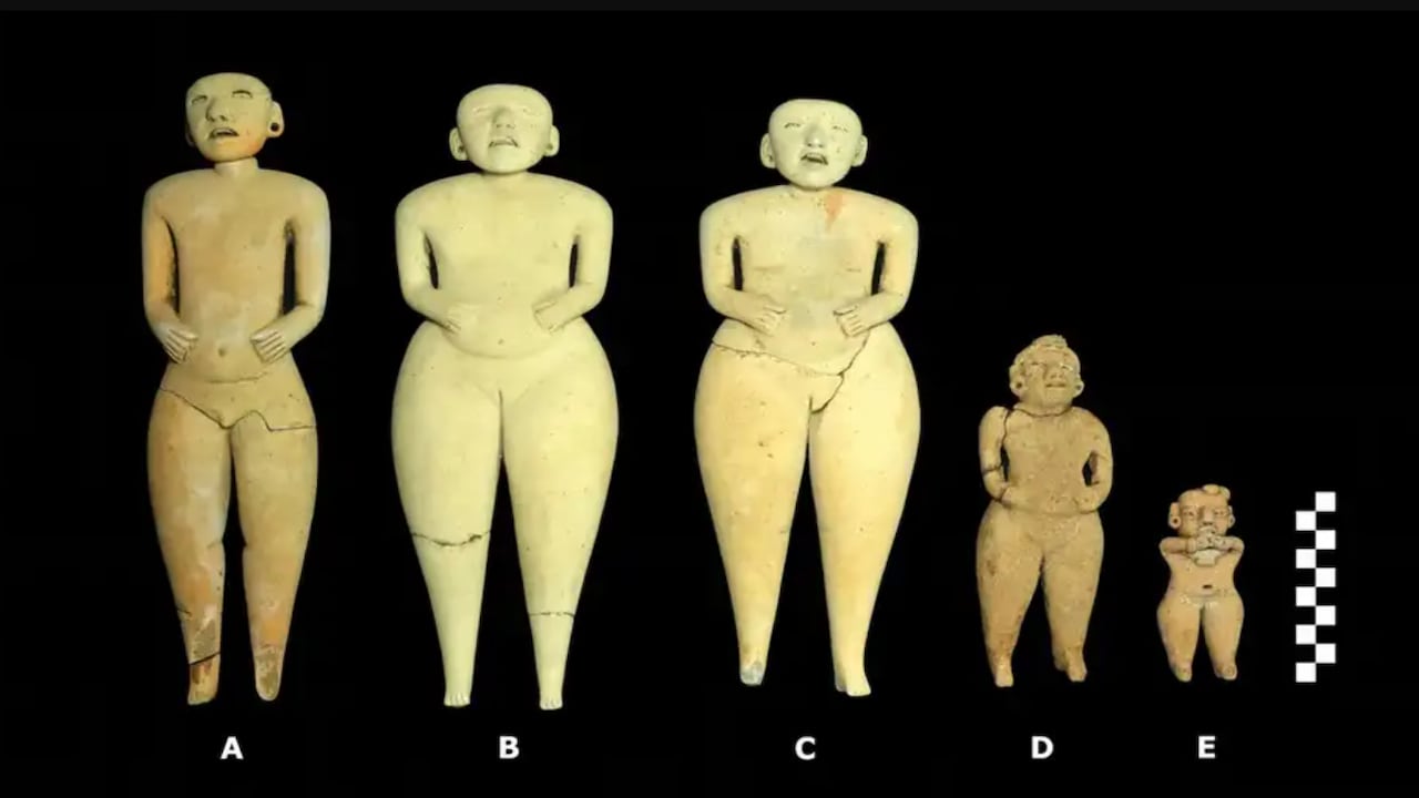 Arqueólogos descubren marionetas de cerámica de 2.400 años en una pirámide de El Salvador.