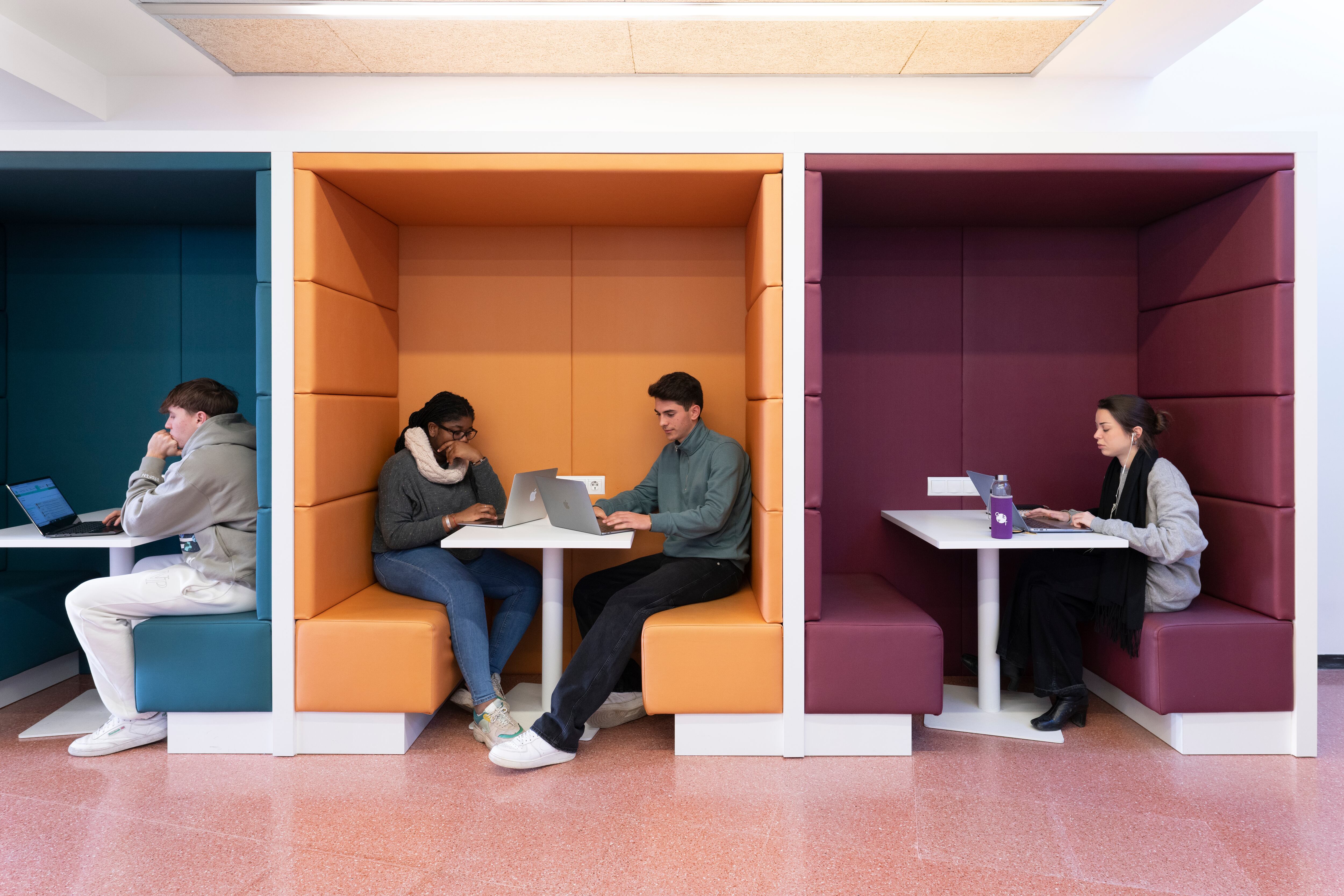 Barcelona es un destino que ofrece varias ventajas para los estudiantes colombianos.