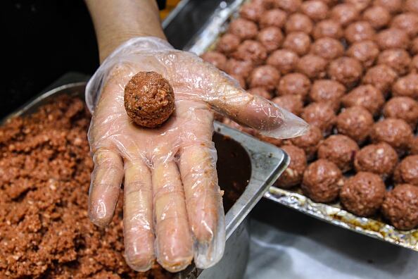 La albóndiga se caracteriza por su forma circular. Aunque es común con carne de res, los recetarios antiguos manifiestas que desde hace varios siglos se preparaban con pescado, pollo, cerdo y pavo.
