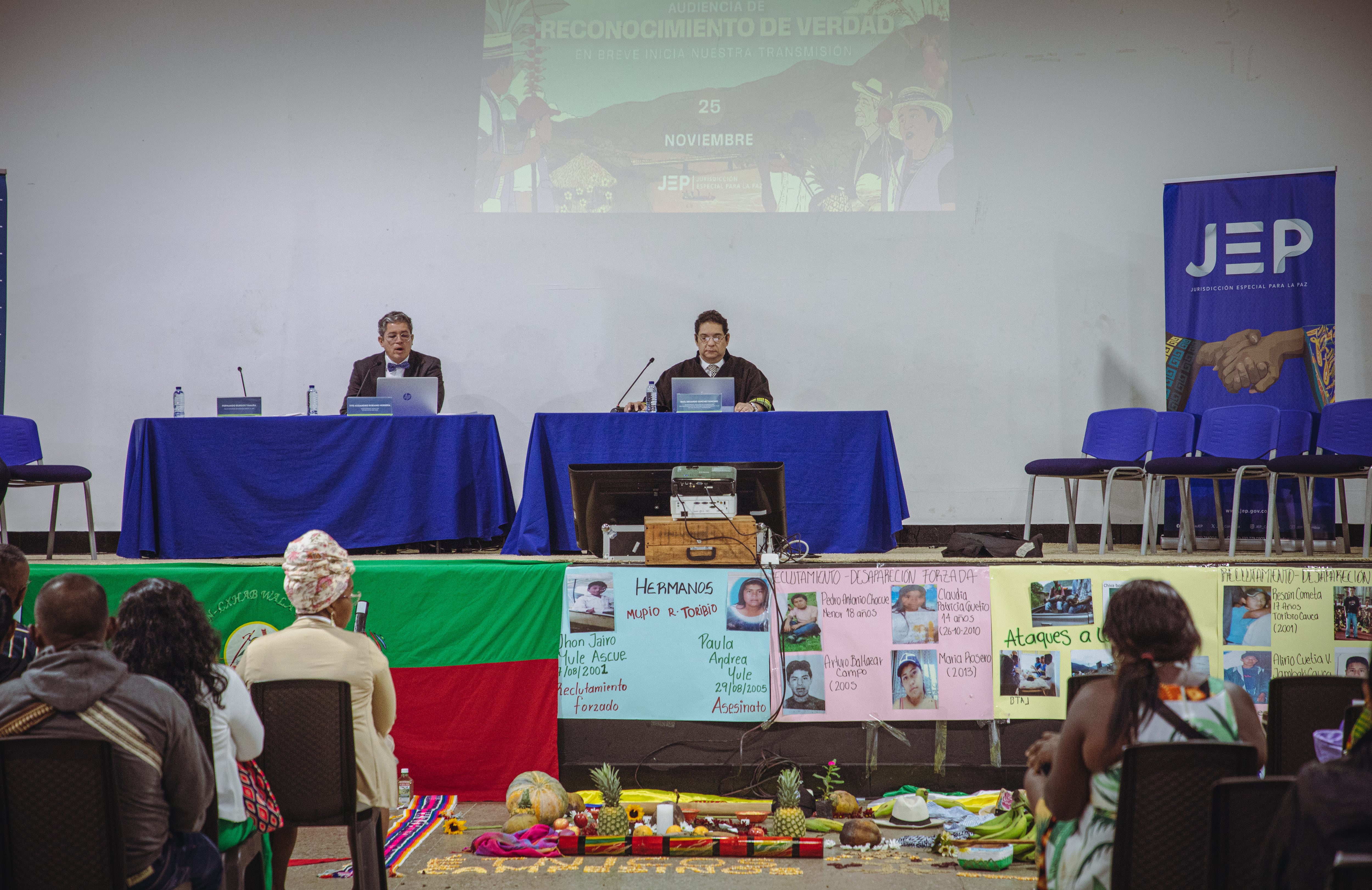 Nueve excombatientes de las Farc reconocen crímenes contra comunidades étnicas en audiencia histórica de la JEP en Cali.