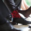 ambiente de oficina, jugando con los pies. Mujer juega con sus pies por debajo de la mesa, juego de amantes, infidelidad, infieles. Mujer rosa su pie con el pie de un hombre, coqueteo.