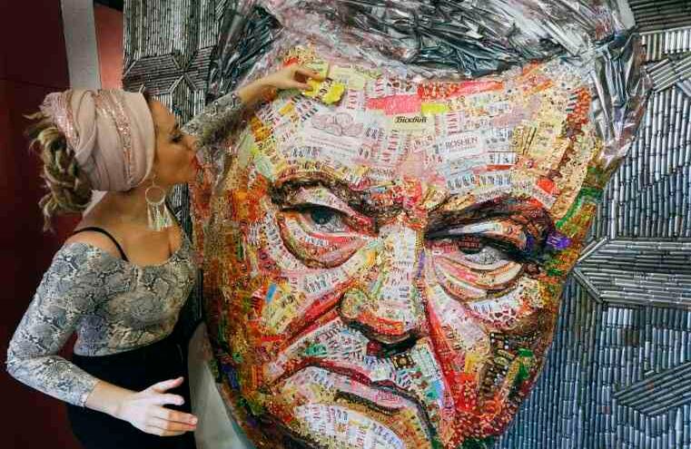 28 de marzo - El artista ucraniano, Dasha Marchenko, agrega una envoltura de chocolate a su retrato del presidente de Ucrania, Petro Poroshenko, en su estudio en Kiev, Ucrania. El artista compró alrededor de 20 kilogramos de chocolate  para crear su rostro con las envolturas. FOTO: Efrem Lukatsky/AP