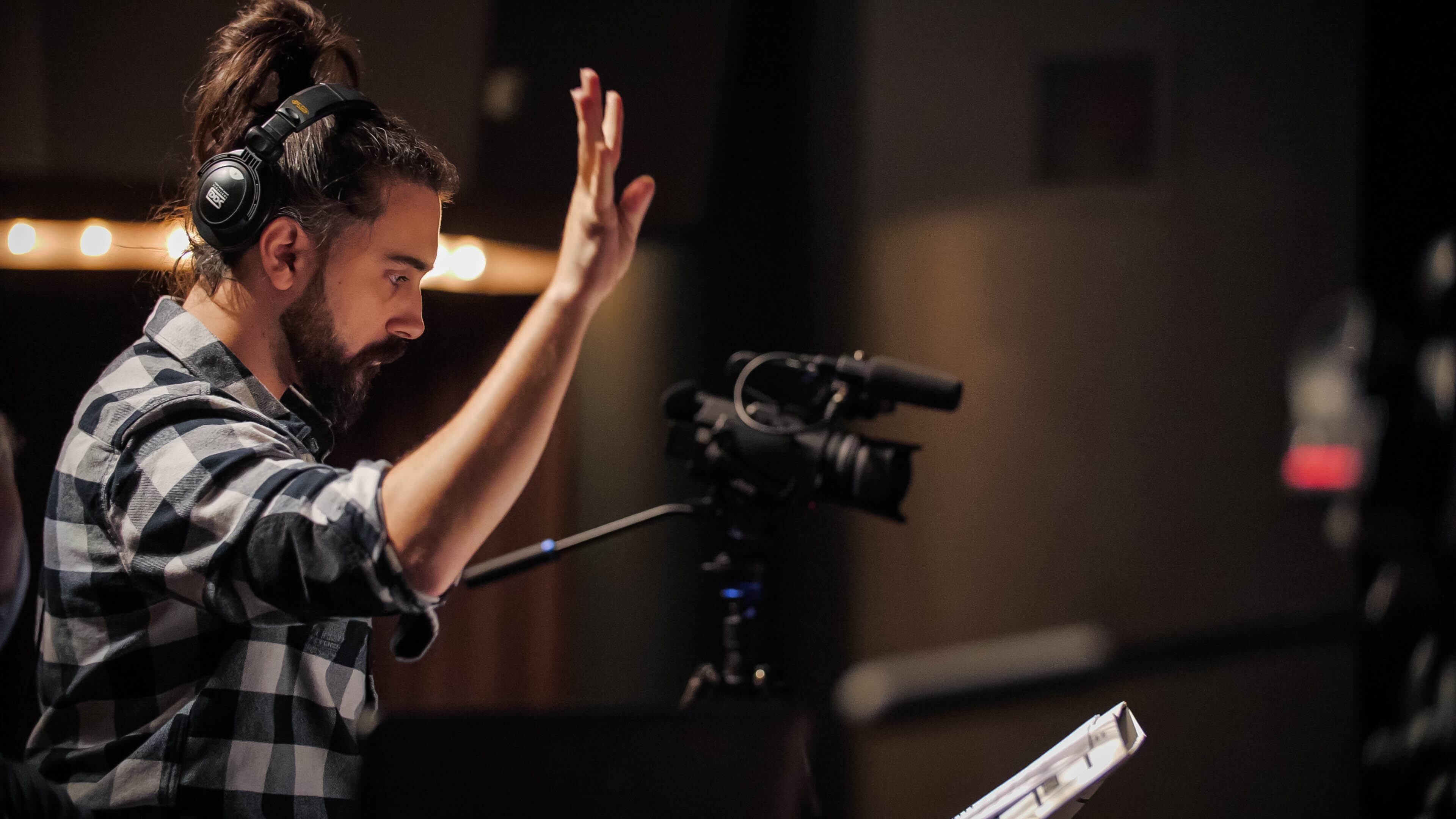 El caso de Estimados Señores es paradigmático: Téllez trabajó con materiales profundamente ligados al territorio, pero desde una estética que se niega al cliché.