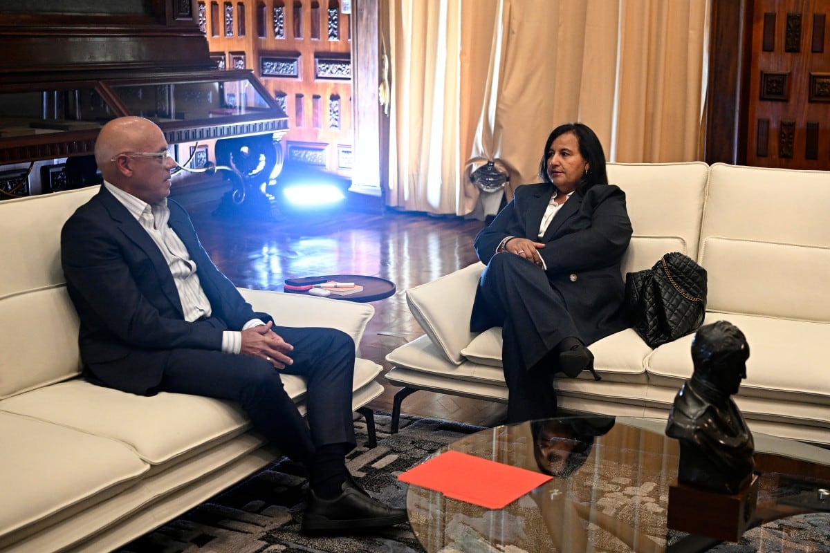 El presidente del Parlamento venezolano, Jorge Rodríguez (izquierda), se reúne con la exdiputada opositora Dinorah Figuera en la Asamblea Nacional en Caracas el 18 de junio de 2026.