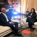 El presidente del Parlamento venezolano, Jorge Rodríguez (izquierda), se reúne con la exdiputada opositora Dinorah Figuera en la Asamblea Nacional en Caracas el 18 de junio de 2026.