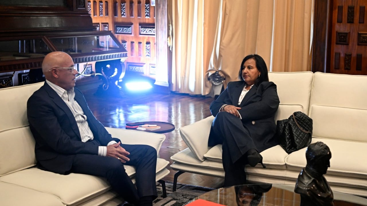 El presidente del Parlamento venezolano, Jorge Rodríguez (izquierda), se reúne con la exdiputada opositora Dinorah Figuera en la Asamblea Nacional en Caracas el 18 de junio de 2026.