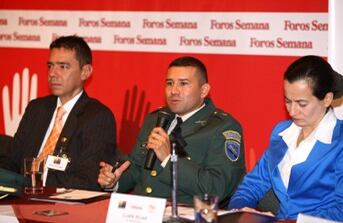 De izquierda a derecha; Oscar morales, Fundación un millon de voces; Raimundo Malagón, Teniente liberado operación jaque y Clara Rojas, Ex secuestrada.