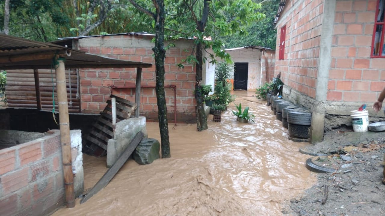 Se registró un torrencial aguacero que provocó las emergencias.