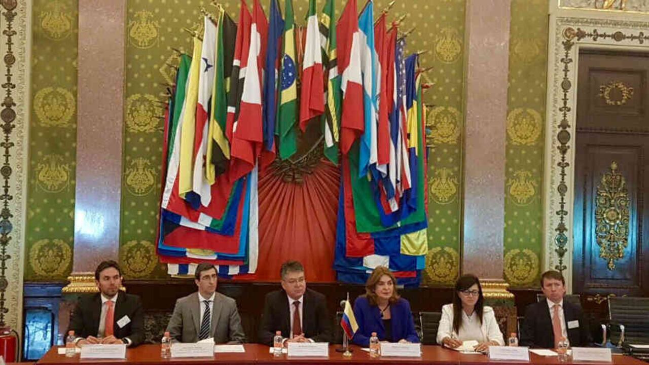De izquierda a derecha: Juan Felipe Giraldo, presidente de Valores Bancolombia; Juan Pablo Córdoba, presidente de la Bolsa de Valores de Colombia; Mauricio Cárdenas, ministro de Hacienda de Colombia; Patricia Cardenas, embajadora de Colombia en México; María Teresa Uribe, presidente de Corredores Davivienda, y Juan Manuel Velasco, vicepresidente de BTG Pactual en Colombia / Foto: MinHacienda