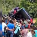 Habitantes del sector saquearon el camión y no auxiliaron al conductor que estaba herido. Foto: Captura de video @luchovoltios.