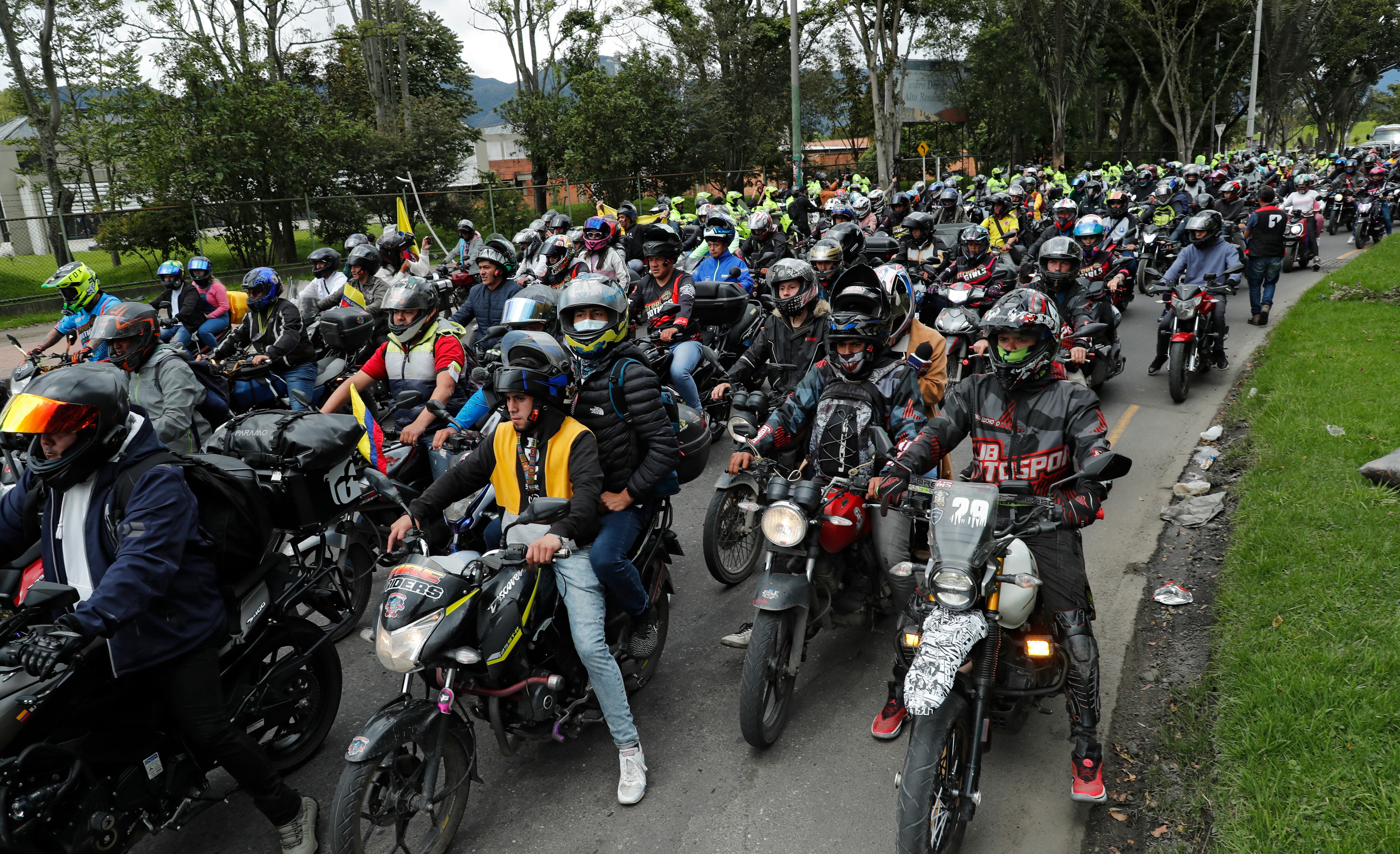 Motociclistas protestan en la capital debido a que la Alcaldía de Bogotá expidió el Decreto 270 de 2022, por medio del cual extiende la restricción del parrillero hombre en la ciudad hasta el próximo 31 de diciembre.
Julio 7 del 2022
Foto Guillermo Torres Reina / Semana