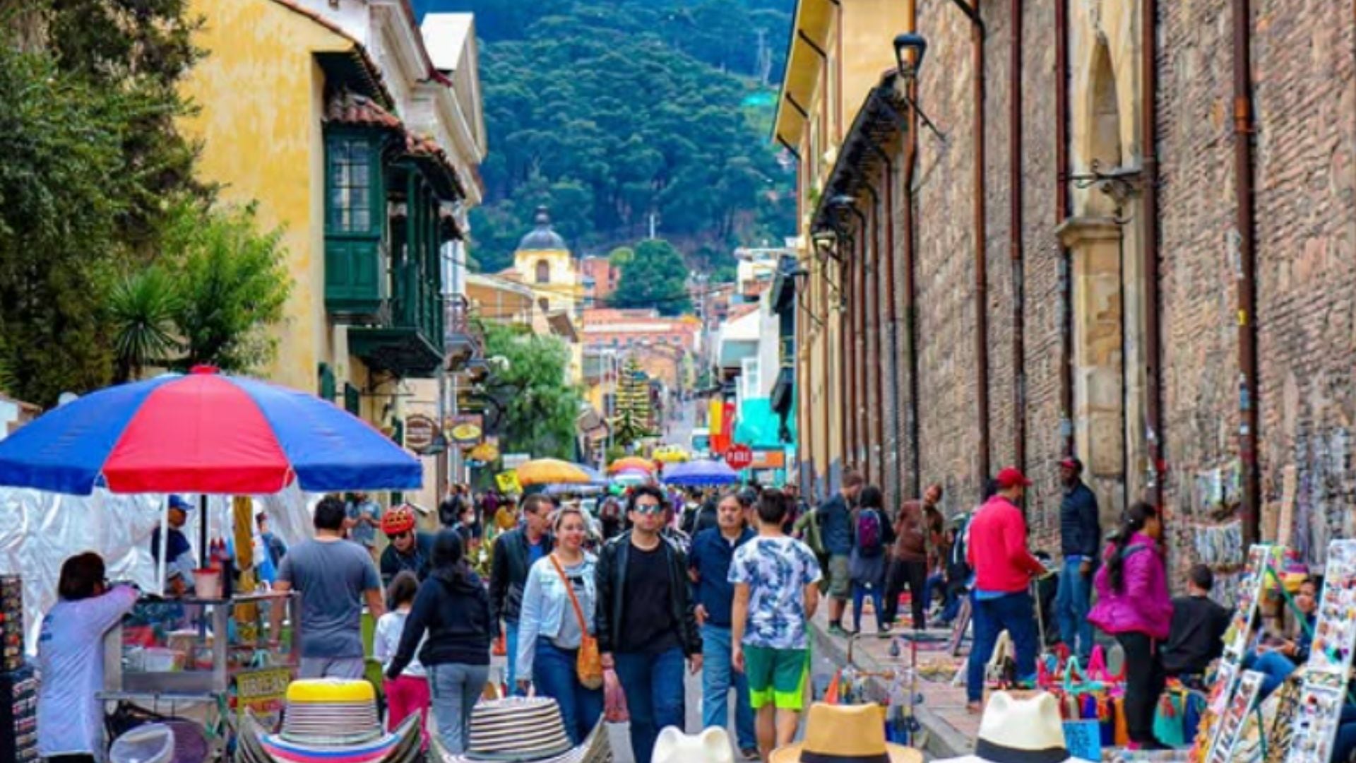 Calles empedradas de La Candelaria, en el centro histórico de Bogotá, donde la arquitectura colonial, los museos y el arte urbano conviven en uno de los principales Distritos Creativos de la ciudad.