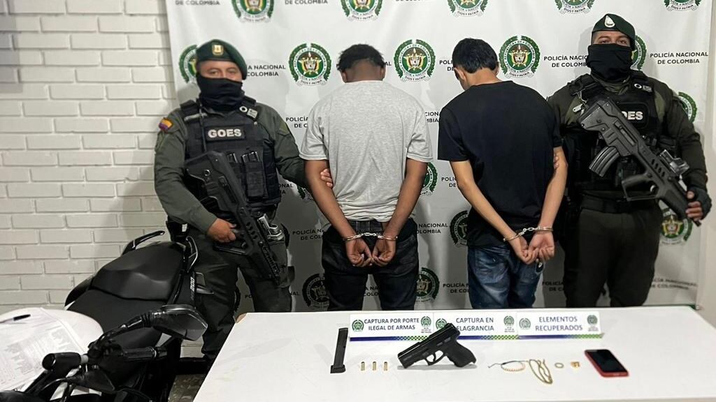 Dos hombres fueron capturados en flagrancia robando a una mujer en Cali.