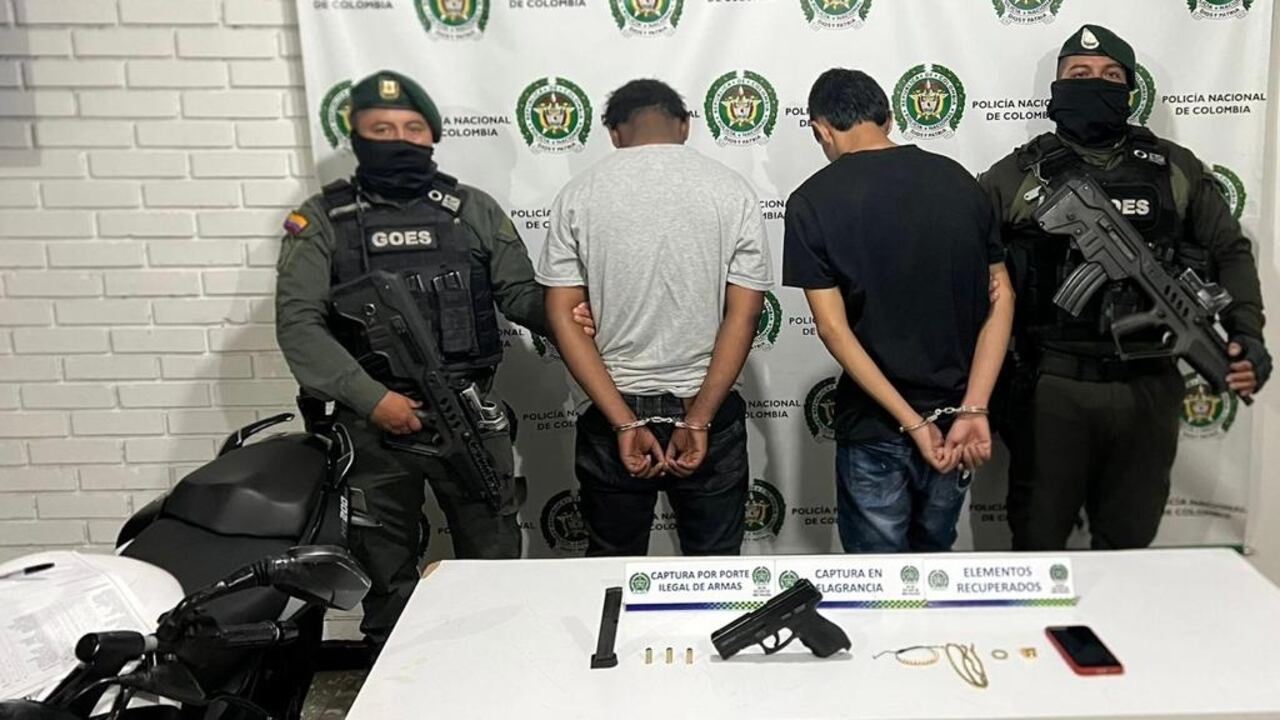 Dos hombres fueron capturados en flagrancia robando a una mujer en Cali.