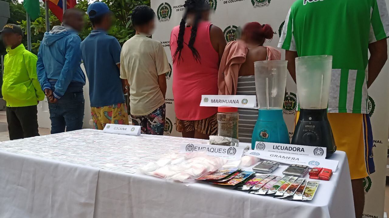 En medio del operativo incautaron estupefacientes y material utilizado para la distribución de los mismos.