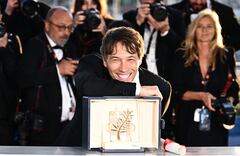 US director Sean Baker poses with the trophy during a photocall after he won the Palme d'Or for the film "Anora" during the Closing Ceremony at the 77th edition of the Cannes Film Festival in Cannes, southern France, on May 25, 2024.