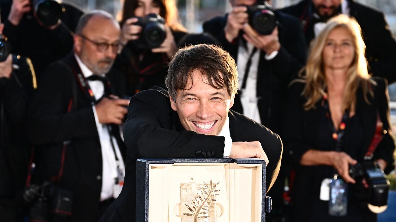 US director Sean Baker poses with the trophy during a photocall after he won the Palme d'Or for the film "Anora" during the Closing Ceremony at the 77th edition of the Cannes Film Festival in Cannes, southern France, on May 25, 2024.