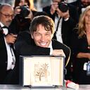 US director Sean Baker poses with the trophy during a photocall after he won the Palme d'Or for the film "Anora" during the Closing Ceremony at the 77th edition of the Cannes Film Festival in Cannes, southern France, on May 25, 2024.