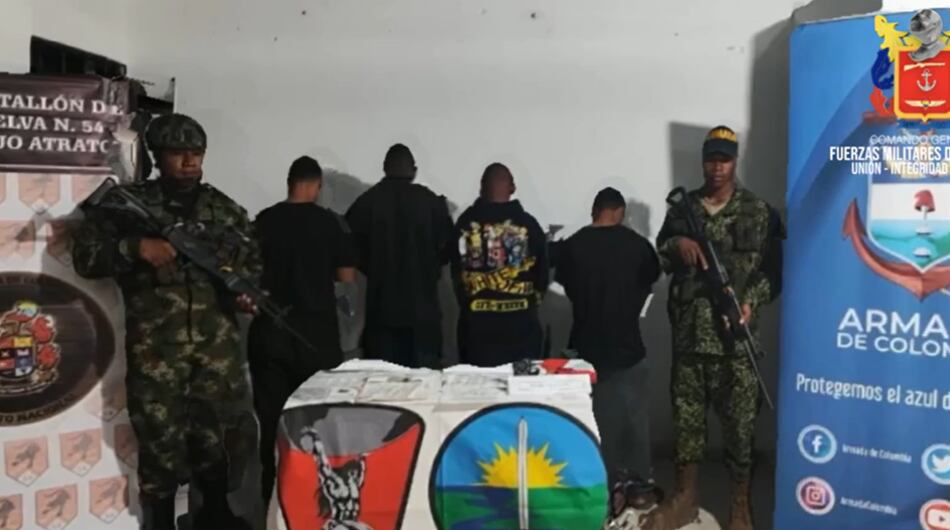 Las cuatro personas que se entregaron a la fuerza pública en Chocó.