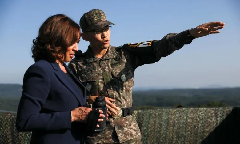 La vicepresidenta de EE. UU. Kamala Harris visitó el Pueblo de la Tregua de Panmunjom, donde se reunieron en 2019 el entonces presidente estadounidense Donald Trump con el líder norcoreano Kim Jong Un, y habló con los soldados estadounidenses apostados en el Área de Seguridad Conjunta cerca de la frontera.