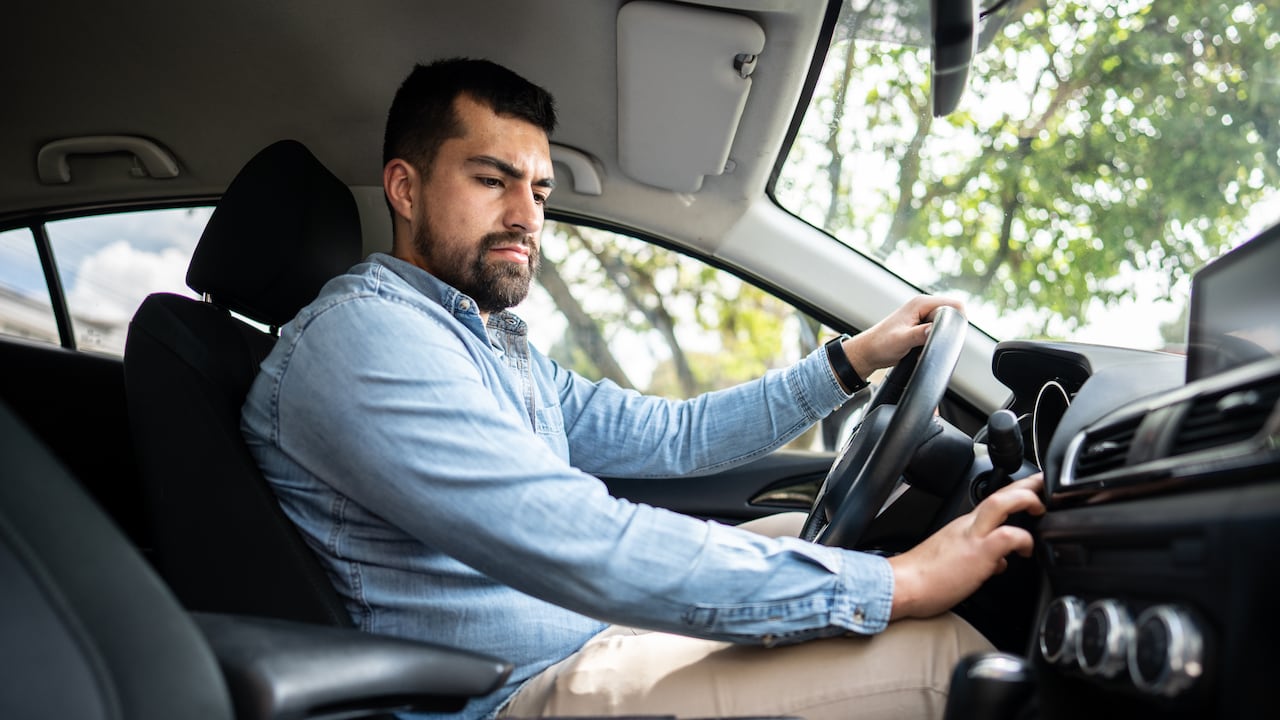Experimentar que un carro pierde fuerza y se apaga de manera repentina puede ser preocupante.