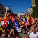 Partidarios del Partido Popular conservador de España ondean banderas nacionales de España en Madrid, España, el domingo 24 de septiembre de 2023.