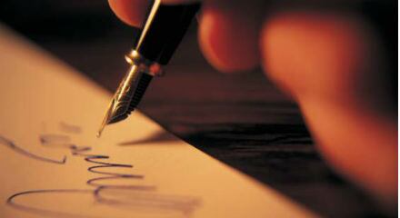 La poesía contribuye a la diversidad creativa al cuestionar de manera siempre renovada la manera en que usamos las palabras.