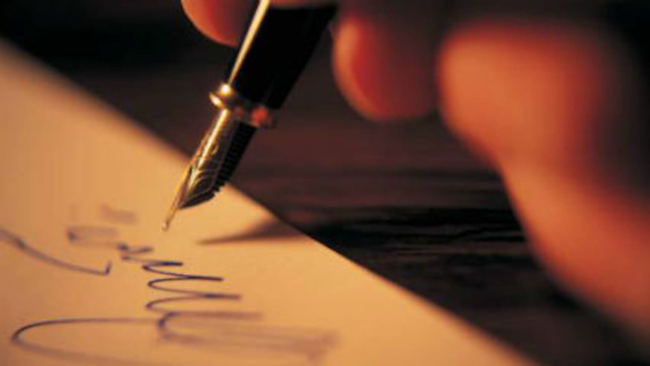 La poesía contribuye a la diversidad creativa al cuestionar de manera siempre renovada la manera en que usamos las palabras.