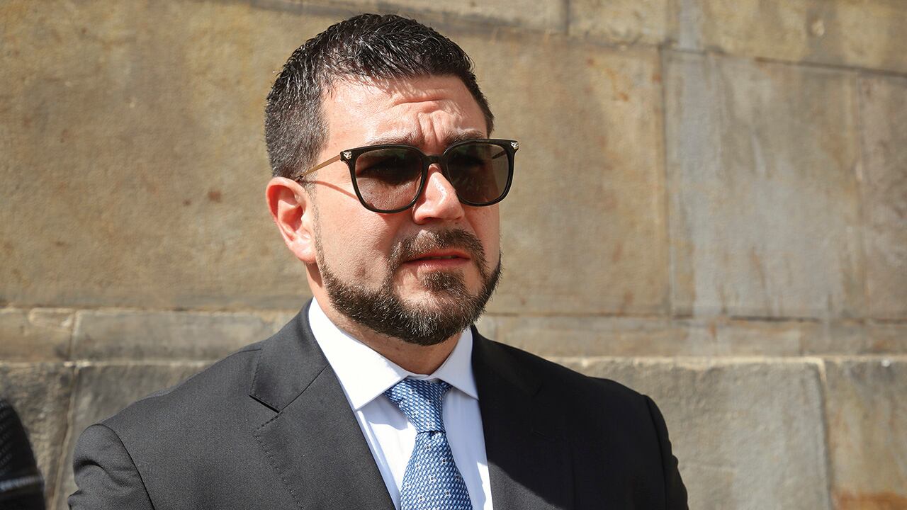 El representante Juan Carlos Wills contrató al abogado Cadena para que lo defendiera en el caso Farfán, siendo contratista de la Comisión de Acusación.