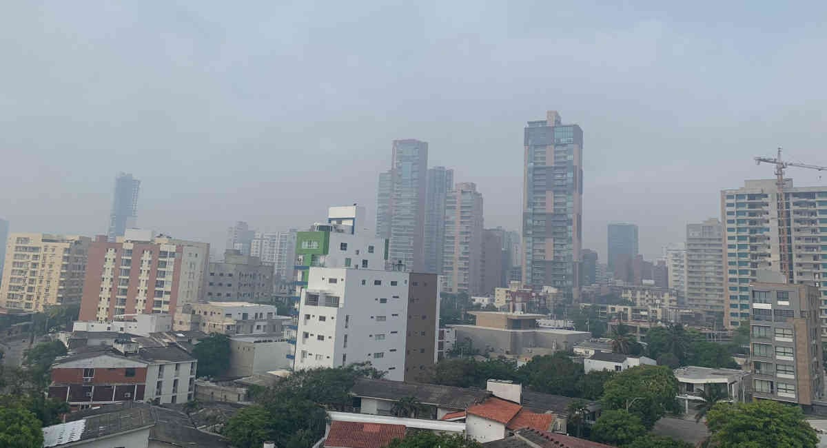 Así amaneció el sector norte de Barranquilla por causa de los incendios en el Vía Parque Isla Salamanca. Foto: @NoticiasBQ