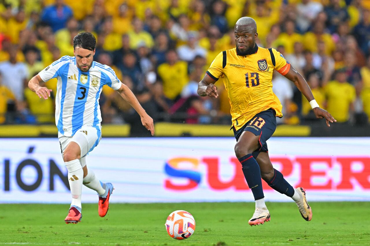 El defensa argentino #03 Nicolás Tagliafico y el delantero ecuatoriano #13 Enner Valencia disputan el balón durante el partido de clasificación sudamericana para la Copa Mundial de la FIFA 2026 entre Ecuador y Argentina en el Estadio Monumental Banco Pichincha en Guayaquil, Ecuador, el 9 de septiembre de 2025. (Foto de Rodrigo BUENDIA / AFP)