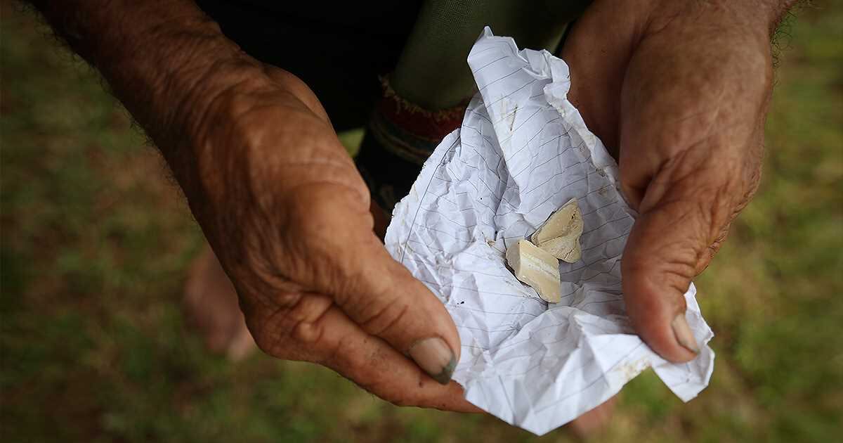 Estos 4 gramos de coca (16.000 pesos) fueron el pago que El Chamo recibió de unos indígenas por una torta de casabe que su esposa hizo. Los iba a utilizar para comprar pan y carne. (Fotos: Esteban Vega La-Rotta / SEMANA )