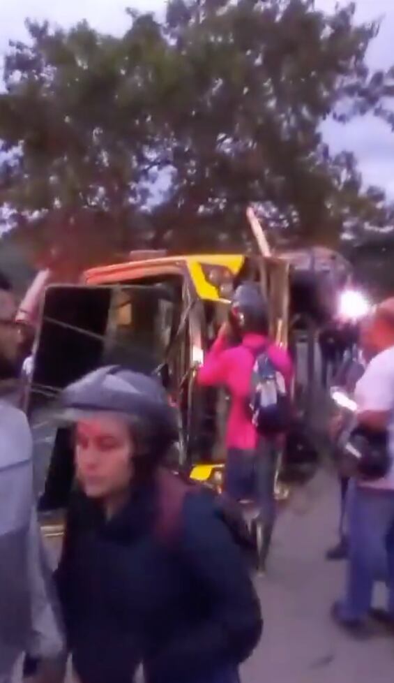 Por cuenta del grave accidente el tráfico en la vía se encuentra suspendido. Se habilitaron contraflujos.