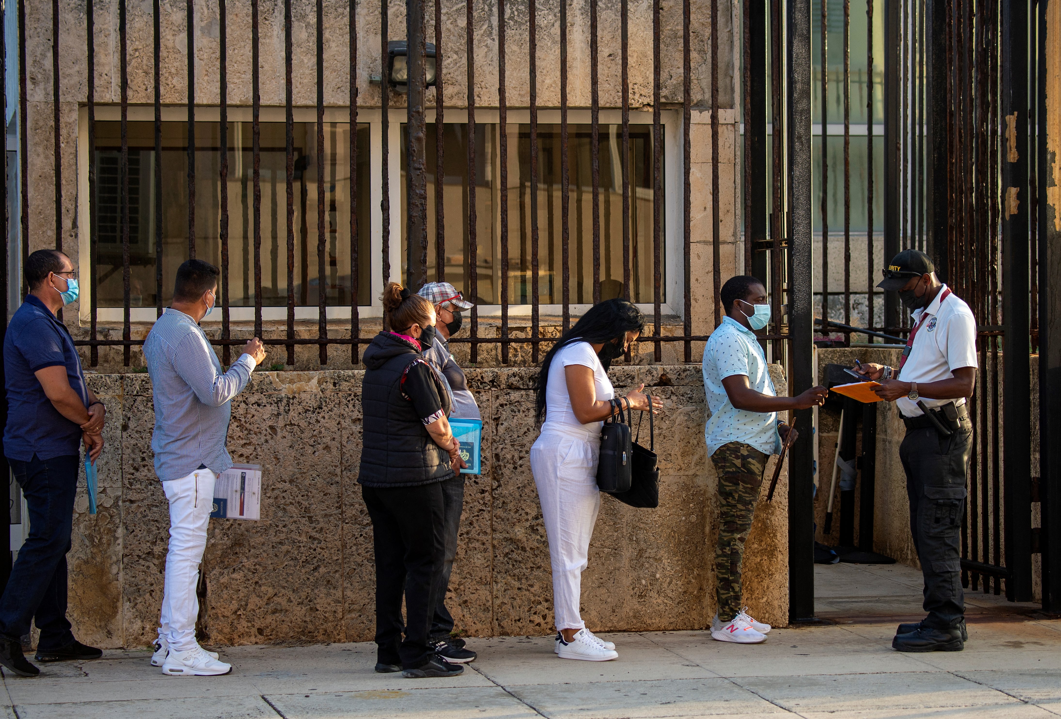 La gente hace fila en la embajada de los Estados Unidos en La Habana el 3 de mayo de 2022.