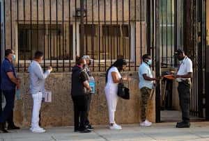 La gente hace fila en la embajada de los Estados Unidos en La Habana el 3 de mayo de 2022.