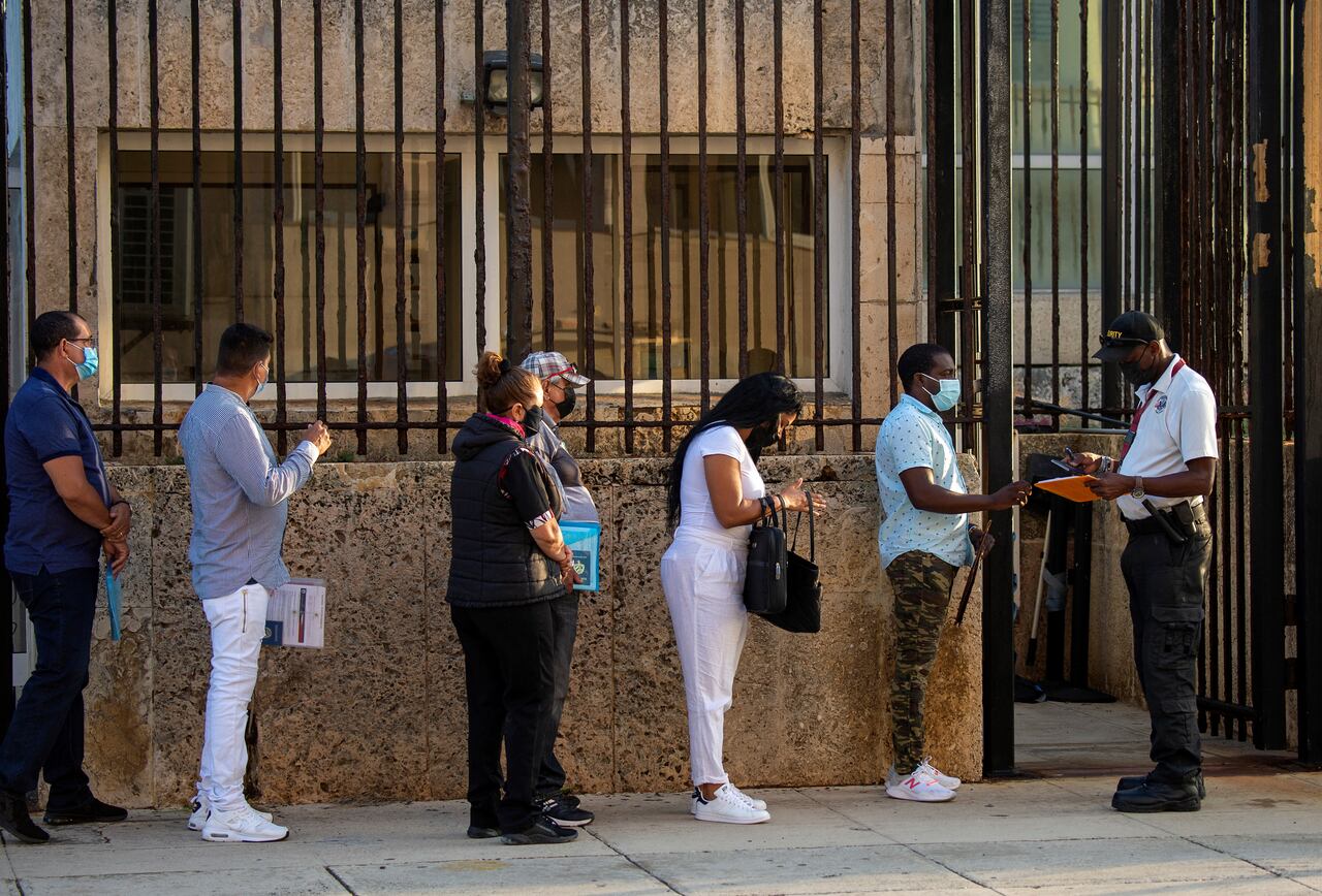 La gente hace fila en la embajada de los Estados Unidos en La Habana el 3 de mayo de 2022.