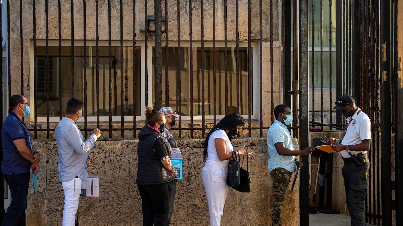 La gente hace fila en la embajada de los Estados Unidos en La Habana el 3 de mayo de 2022.