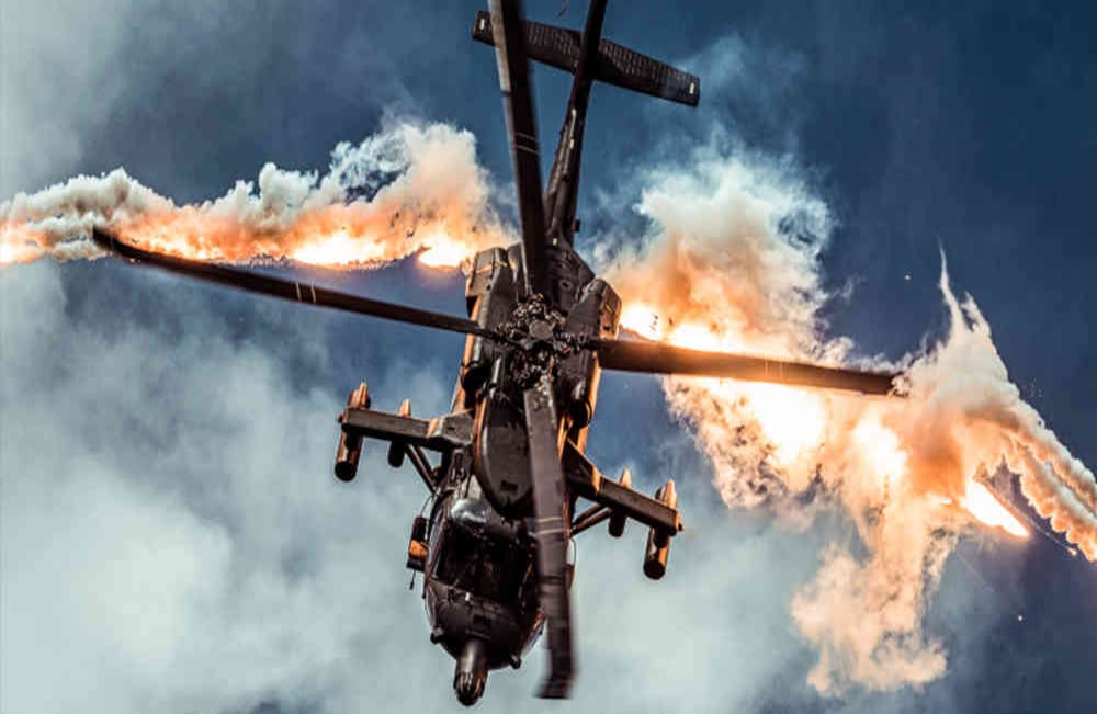 Un AH60L “Arpia III”  de la Fuerza Aérea de Colombia lanzando bengalas de contramedida las cuales actúan como defensa en contra de misiles. Foto: Oliver Ehmig