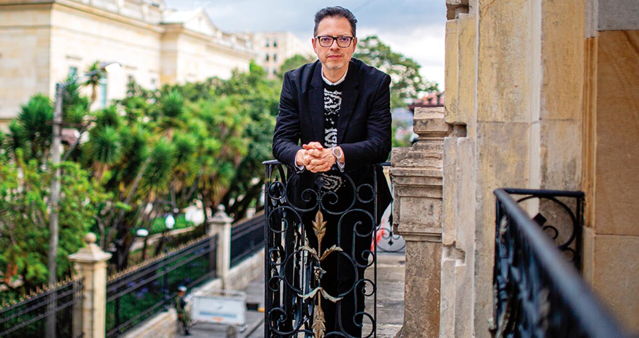 Juan David Correa es periodista, literato y editor. Fue designado como ministro de las Culturas, las Artes y los Saberes en agosto de 2023, tras una interinidad de cinco meses.