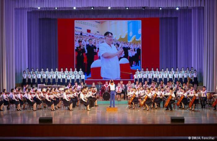 Las actuaciones de todo tipo ofrecidas por niños son un elemento clave de la oferta lúdica del país. La aparición del líder Kim Jong-un en la pantalla gigante genera aplausos atronadores en el público. Foto: DW