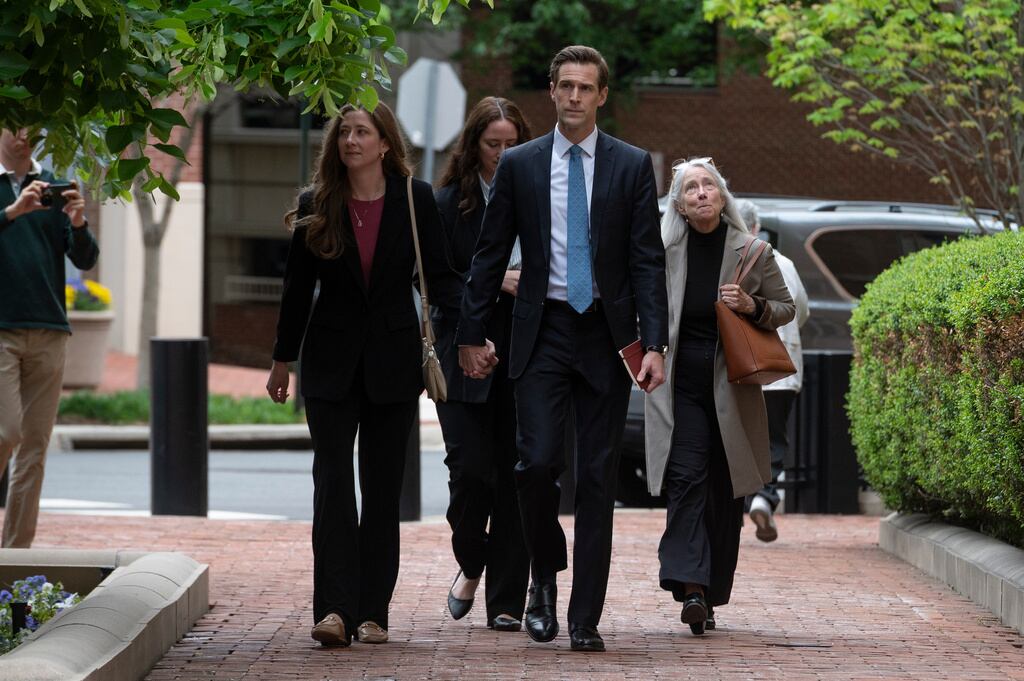 Patrice Failor, a la derecha, esposa del exdirector del FBI James Comey, llega acompañada de miembros de su familia al tribunal federal de Alexandria, Virginia, el miércoles 29 de abril de 2026.