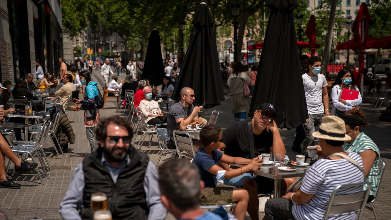 La OMS advierte que no guardar algunas medidas de autocuidado podría haber originado el nuevo brote de coronavirus en Europa