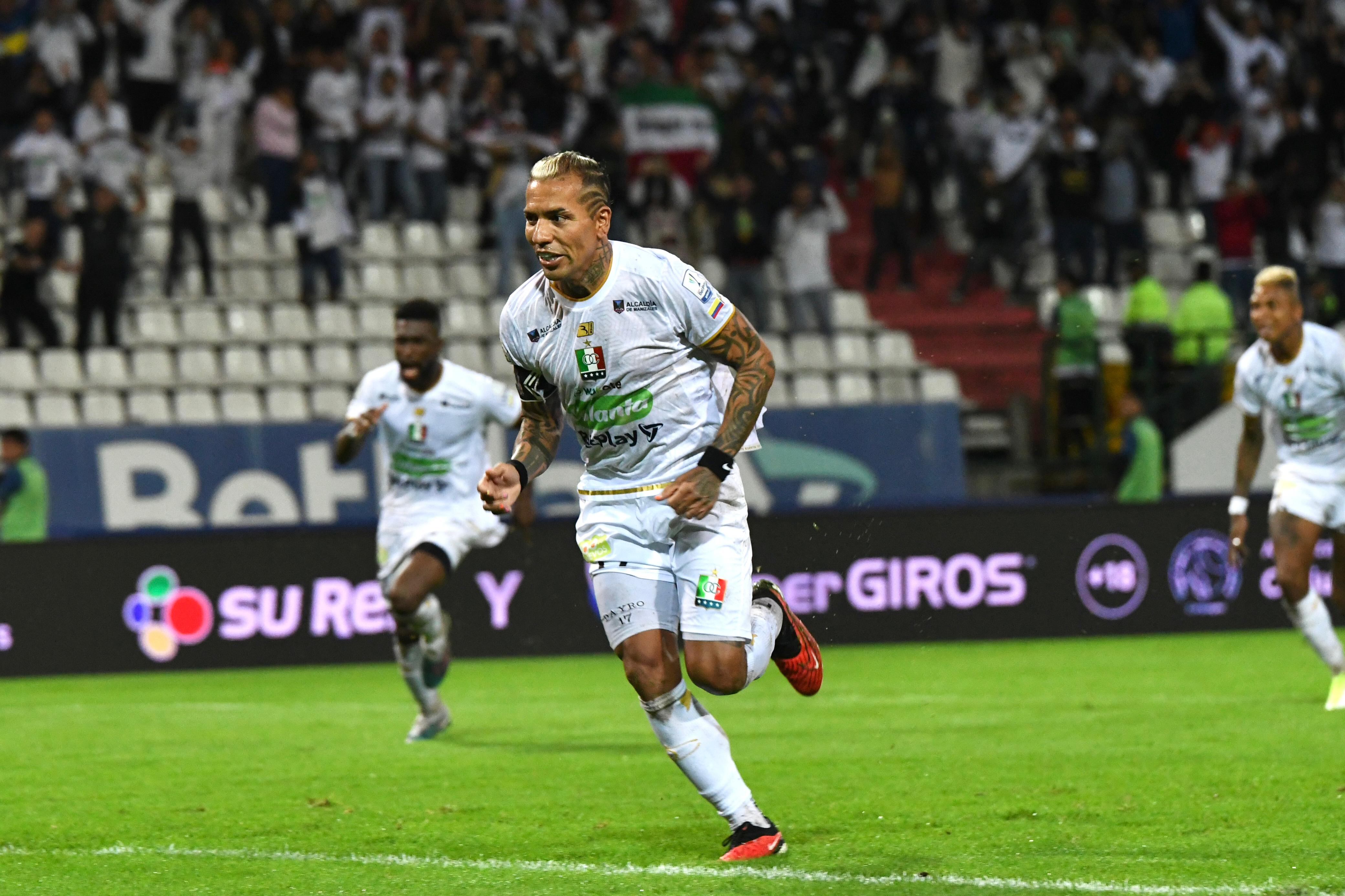 Dayro Moreno al marcar el segundo gol del partido entre Once Caldas y La Equidad por la fecha 1 del Grupo B de los cuadrangulares semifinales de la Liga colombiana 2024.