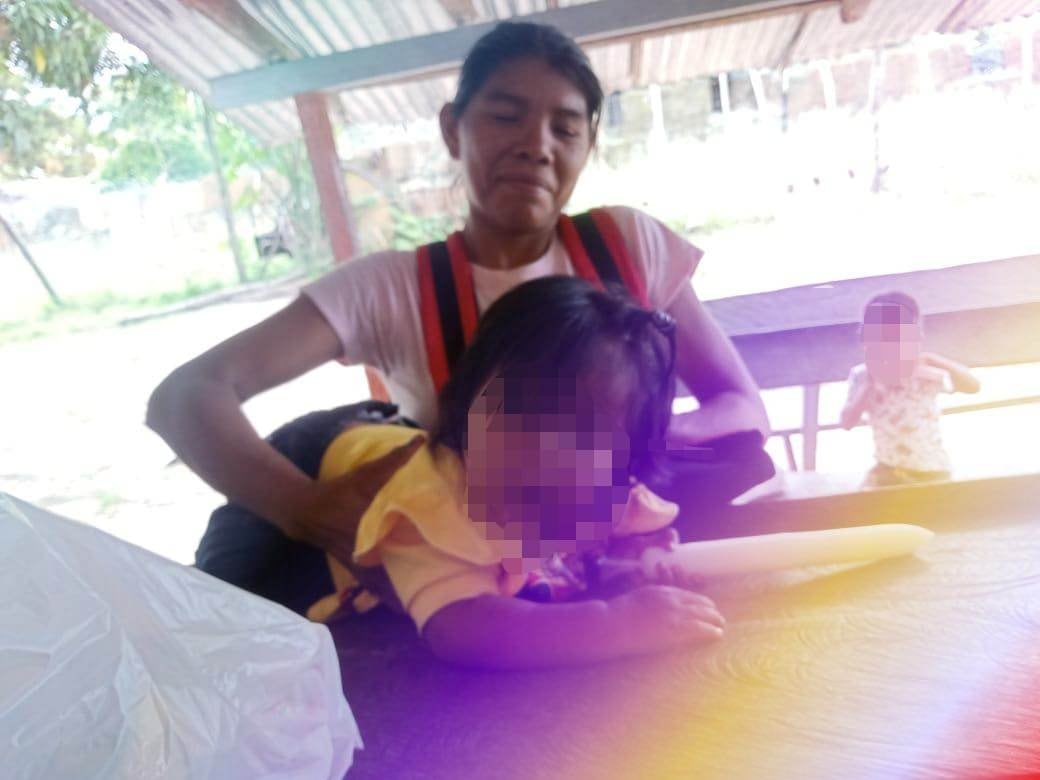 Magdalena Mucutuy Valencia, de 33 años; Crisstin Nerimam Ranoque Mucutuy, 11 meses y el niño de atrás es Tien Noriel Ranoque Mucutuy.