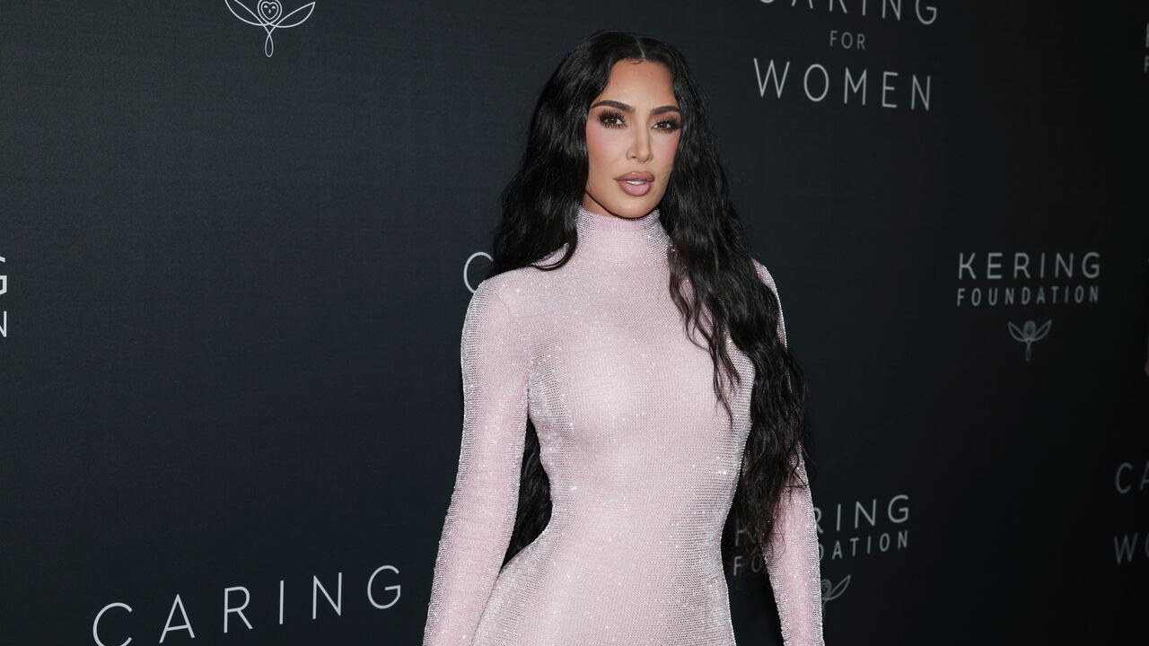 Kim Kardashian no pudo comprar el bolso más costoso de la subasta en París.